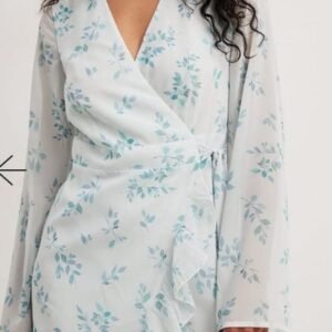 NA-KD
Tie Waist Flowy Mini Dress